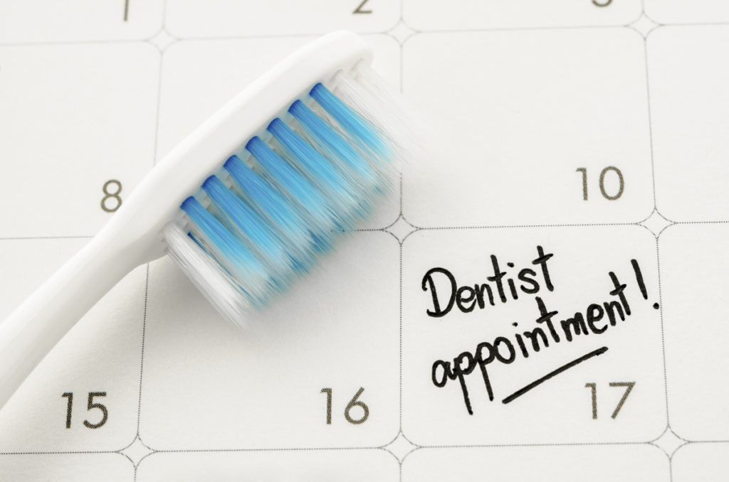 Reminder "Dentist appointment" in calendar with toothbrush.